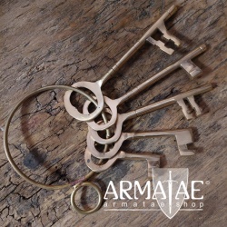 Fünf massive Schlüssel mit großem Ring, alles aus Messing, auf https://armatae.shop Fünf massive Schlüssel mit großem Ring, alles aus Messing, auf https://armatae.shop