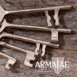 Fünf massive Schlüssel mit großem Ring, alles aus Messing, auf https://armatae.shop Fünf massive Schlüssel mit großem Ring, alles aus Messing, auf https://armatae.shop