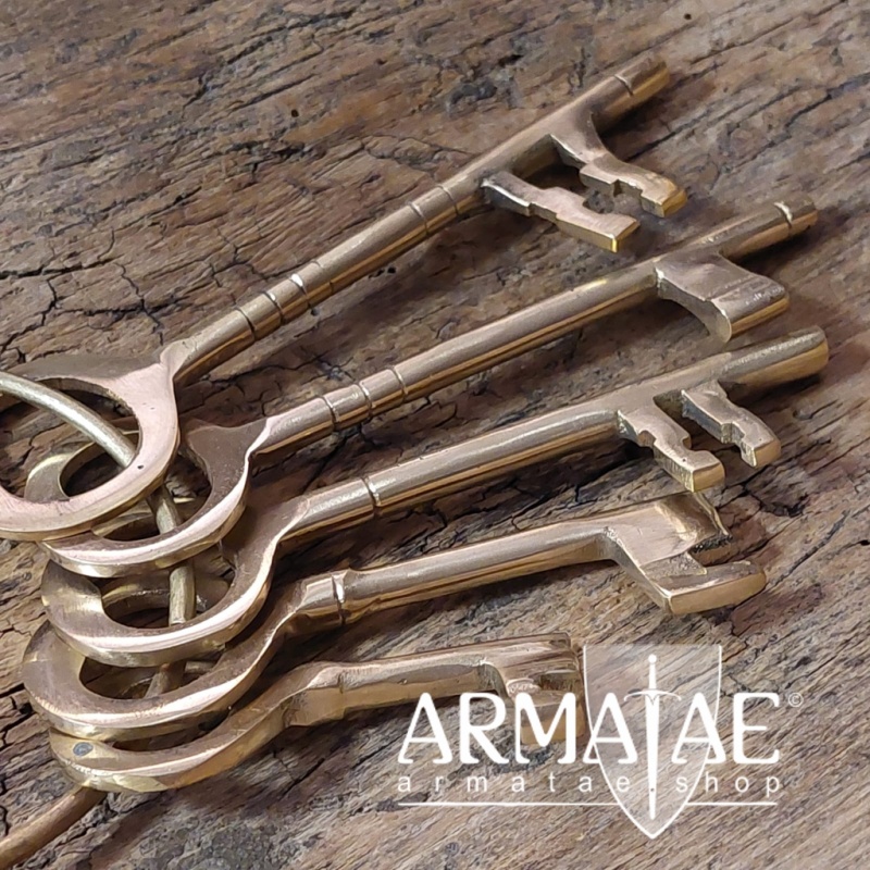 Fünf massive Schlüssel mit großem Ring, alles aus Messing, auf https://armatae.shop Fünf massive Schlüssel mit großem Ring, alles aus Messing, auf https://armatae.shop