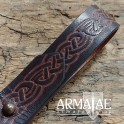 Krughalter aus Rindsleder für den Gürtel mit keltischem Prägemuster auf https://armatae.shop Krughalter aus Rindsleder für den Gürtel mit keltischem Prägemuster auf https://armatae.shop