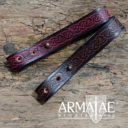Krughalter aus Rindsleder für den Gürtel mit keltischem Prägemuster auf https://armatae.shop