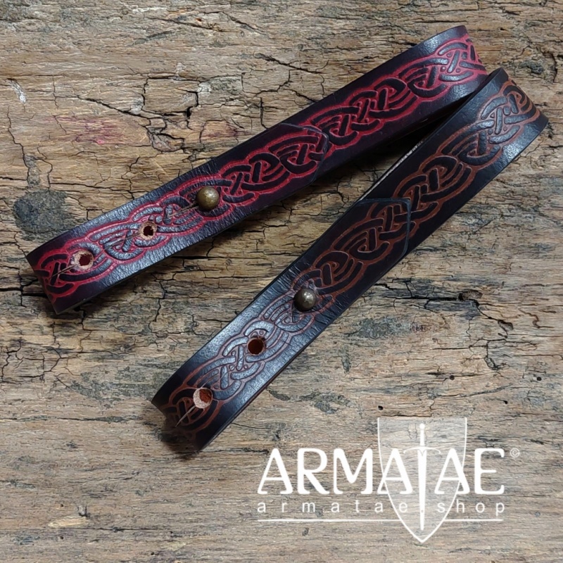 Krughalter aus Rindsleder für den Gürtel mit keltischem Prägemuster auf https://armatae.shop Krughalter aus Rindsleder für den Gürtel mit keltischem Prägemuster auf https://armatae.shop