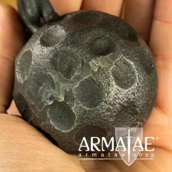 Meteorhammer mit 198 cm Kette und zwei 5,5 cm großen Stahlkugeln, Handarbeit auf https://armatae.shop