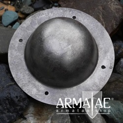 Handgefertigter, tiefer und 19 cm großer Schildbuckel aus 1,8 mm Stahlblech mit grober Flächenstruktur auf https://armatae.shop Handgefertigter, tiefer und 19 cm großer Schildbuckel aus 1,8 mm Stahlblech mit grober Flächenstruktur auf https://armatae.shop