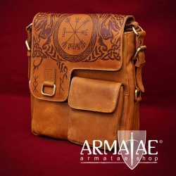 Viking Leder Umhängetasche mit Vegvisir Branding auf https://armatae.shop