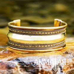 2,5 cm breiter Armreif im Filigranstil aus poliertem Messing auf https://armatae.shop 2,5 cm breiter Armreif im Filigranstil aus poliertem Messing auf https://armatae.shop
