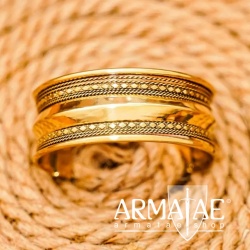 2,5 cm breiter Armreif im Filigranstil aus poliertem Messing auf https://armatae.shop 2,5 cm breiter Armreif im Filigranstil aus poliertem Messing auf https://armatae.shop