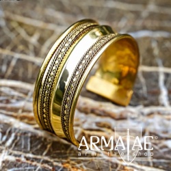 2,5 cm breiter Armreif im Filigranstil aus poliertem Messing auf https://armatae.shop 2,5 cm breiter Armreif im Filigranstil aus poliertem Messing auf https://armatae.shop