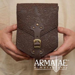 Geprägte, geräumige Gürtelledertasche von House of Warfare auf https://armatae.shop Geprägte, geräumige Gürtelledertasche von House of Warfare auf https://armatae.shop