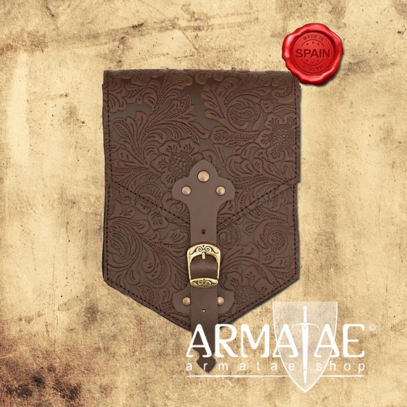 Geprägte, geräumige Gürtelledertasche von House of Warfare auf https://armatae.shop Geprägte, geräumige Gürtelledertasche von House of Warfare auf https://armatae.shop