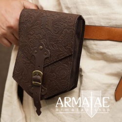 Geprägte, geräumige Gürtelledertasche von House of Warfare auf https://armatae.shop Geprägte, geräumige Gürtelledertasche von House of Warfare auf https://armatae.shop
