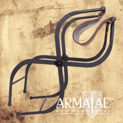 Antiker Klapphocker aus Schmiedeeisen & Leder auf https://armatae.shop Antiker Klapphocker aus Schmiedeeisen & Leder auf https://armatae.shop