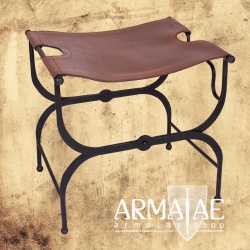 Antiker Klapphocker aus Schmiedeeisen & Leder auf https://armatae.shop