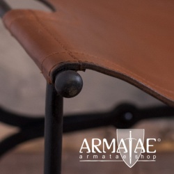 Antiker Klapphocker aus Schmiedeeisen & Leder auf https://armatae.shop Antiker Klapphocker aus Schmiedeeisen & Leder auf https://armatae.shop