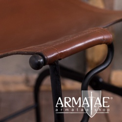 Antiker Klapphocker aus Schmiedeeisen & Leder auf https://armatae.shop Antiker Klapphocker aus Schmiedeeisen & Leder auf https://armatae.shop