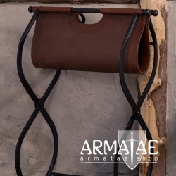 Antiker Klapphocker aus Schmiedeeisen & Leder auf https://armatae.shop Antiker Klapphocker aus Schmiedeeisen & Leder auf https://armatae.shop
