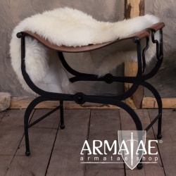 Antiker Klapphocker aus Schmiedeeisen & Leder auf https://armatae.shop Antiker Klapphocker aus Schmiedeeisen & Leder auf https://armatae.shop
