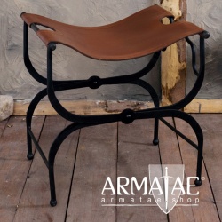 Antiker Klapphocker aus Schmiedeeisen & Leder auf https://armatae.shop Antiker Klapphocker aus Schmiedeeisen & Leder auf https://armatae.shop