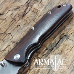 Taschenmesser mit Ebenholz-Griffschalen, 440er-Stahl-Klinge, Liner-Lock-Arretierung und Leder-Stecketui mit Gürtelschlaufe Taschenmesser mit Ebenholz-Griffschalen, 440er-Stahl-Klinge, Liner-Lock-Arretierung und Leder-Stecketui mit Gürtelschlaufe