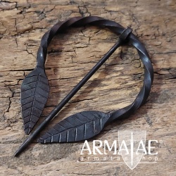 Handgeschmiedete Fibel, Ringfibel, Blattfibel auf https://armatae.shop Handgeschmiedete Fibel, Ringfibel, Blattfibel auf https://armatae.shop
