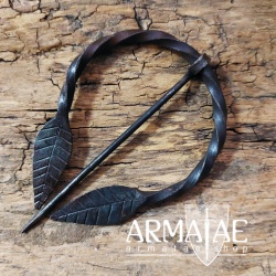 Handgeschmiedete Fibel, Ringfibel, Blattfibel auf https://armatae.shop
