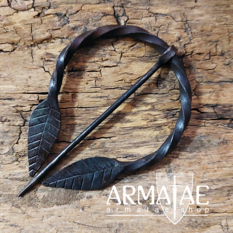 Handgeschmiedete Fibel, Ringfibel, Blattfibel auf https://armatae.shop Handgeschmiedete Fibel, Ringfibel, Blattfibel auf https://armatae.shop