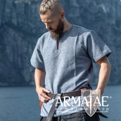 Wikinger Tunika kurzarm "Edmund" Blaugrau auf https://armatae.shop Wikinger Tunika kurzarm "Edmund" Blaugrau auf https://armatae.shop