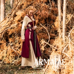 Überkleid "Hildegard" Rot auf https://armatae.shop Überkleid "Hildegard" Rot auf https://armatae.shop