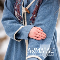 Wikinger Birka Mantel Skadi Taubenblau auf https://armatae.shop Wikinger Birka Mantel Skadi Taubenblau auf https://armatae.shop
