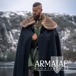 Wikinger Umhang "Janne" m. Fellbesatz Schwarz auf https://armatae.shop Wikinger Umhang "Janne" m. Fellbesatz Schwarz auf https://armatae.shop
