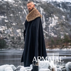 Wikinger Umhang "Janne" m. Fellbesatz Schwarz auf https://armatae.shop Wikinger Umhang "Janne" m. Fellbesatz Schwarz auf https://armatae.shop
