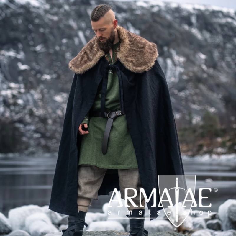 Wikinger Umhang "Janne" m. Fellbesatz Schwarz auf https://armatae.shop Wikinger Umhang "Janne" m. Fellbesatz Schwarz auf https://armatae.shop
