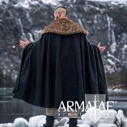 Wikinger Umhang "Janne" m. Fellbesatz Schwarz auf https://armatae.shop Wikinger Umhang "Janne" m. Fellbesatz Schwarz auf https://armatae.shop