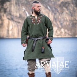 Wikinger Tunika Snorri mit Urnes Stil Handstickerei auf https://armatae.shop
