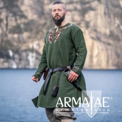 Wikinger Tunika Snorri mit Urnes Stil Handstickerei auf https://armatae.shop Wikinger Tunika Snorri mit Urnes Stil Handstickerei auf https://armatae.shop