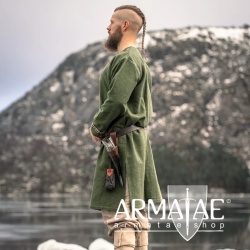 Wikinger Tunika Snorri mit Urnes Stil Handstickerei auf https://armatae.shop Wikinger Tunika Snorri mit Urnes Stil Handstickerei auf https://armatae.shop
