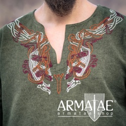 Wikinger Tunika Snorri mit Urnes Stil Handstickerei auf https://armatae.shop Wikinger Tunika Snorri mit Urnes Stil Handstickerei auf https://armatae.shop