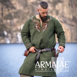 Wikinger Tunika Snorri mit Urnes Stil Handstickerei auf https://armatae.shop Wikinger Tunika Snorri mit Urnes Stil Handstickerei auf https://armatae.shop