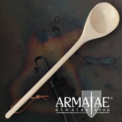 Große Kelle aus Holz mit Lederband auf https://armatae.shop