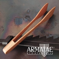 Salat- bzw. Grillzange aus geöltem Kirschholz auf https://armatae.shop Salat- bzw. Grillzange aus geöltem Kirschholz auf https://armatae.shop
