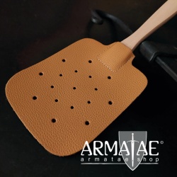 Fliegenklatsche aus Leder und Holz auf https://armatae.shop Fliegenklatsche aus Leder und Holz auf https://armatae.shop