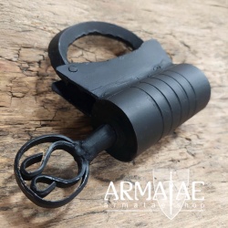 Verziertes Vorhängeschloss aus Schmiedeeisen mit Schraubschlüssel auf https://armatae.shop Verziertes Vorhängeschloss aus Schmiedeeisen mit Schraubschlüssel auf https://armatae.shop