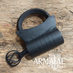 Verziertes Vorhängeschloss aus Schmiedeeisen mit Schraubschlüssel auf https://armatae.shop