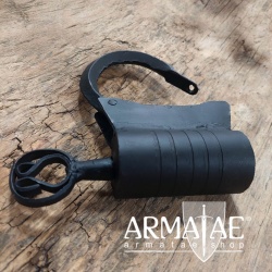 Verziertes Vorhängeschloss aus Schmiedeeisen mit Schraubschlüssel auf https://armatae.shop Verziertes Vorhängeschloss aus Schmiedeeisen mit Schraubschlüssel auf https://armatae.shop