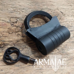 Verziertes Vorhängeschloss aus Schmiedeeisen mit Schraubschlüssel auf https://armatae.shop Verziertes Vorhängeschloss aus Schmiedeeisen mit Schraubschlüssel auf https://armatae.shop