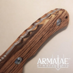 Massives Outdoor Messer mit Zebrano Holzgriff und Lederscheide auf https://armatae.shop Massives Outdoor Messer mit Zebrano Holzgriff und Lederscheide auf https://armatae.shop