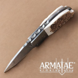 High End Damast Taschenmesser mit Hirschhorn Griffschalen auf https://armatae.shop