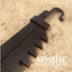 Hale, Feuersäge, verstellbarer Kesselhaken, handgeschmiedet auf https://armatae.shop Hale, Feuersäge, verstellbarer Kesselhaken, handgeschmiedet auf https://armatae.shop