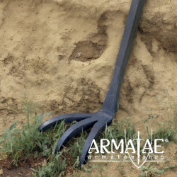 Großes Dreibein, handgeschmiedet, ca. 155 cm auf https://armatae.shop Großes Dreibein, handgeschmiedet, ca. 155 cm auf https://armatae.shop