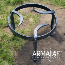 Mittelalterliches Dreibein, Pfannenrost, geschmiedet aus Stahl, rund auf https://armatae.shop Mittelalterliches Dreibein, Pfannenrost, geschmiedet aus Stahl, rund auf https://armatae.shop